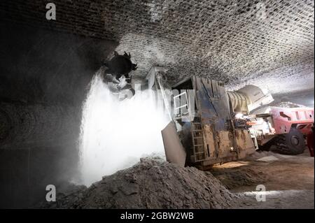 Heilbronn, Deutschland. August 2021. In einem Tunnel der Südwestdeutschen Salzwerke wird Steinsalz abgebaut. Quelle: Bernd Weißbrod/dpa/Alamy Live News Stockfoto