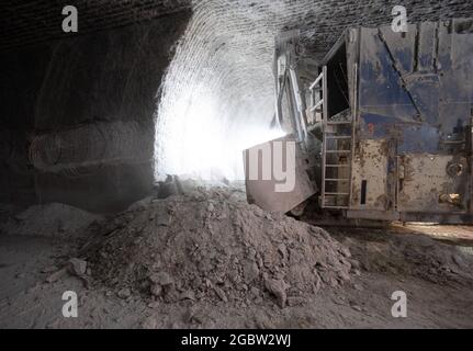 Heilbronn, Deutschland. August 2021. In einem Tunnel der Südwestdeutschen Salzwerke wird Steinsalz abgebaut. Quelle: Bernd Weißbrod/dpa/Alamy Live News Stockfoto
