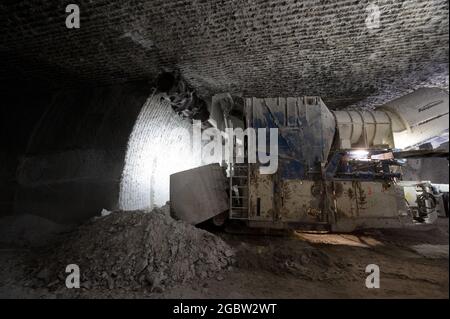 Heilbronn, Deutschland. August 2021. In einem Tunnel der Südwestdeutschen Salzwerke wird Steinsalz abgebaut. Quelle: Bernd Weißbrod/dpa/Alamy Live News Stockfoto