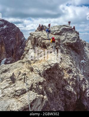 Dies ist der Klettersteig auf dem Monte Cristallo bei Cortina d'Ampezzo in den italienischen Dolomiten Südtirols. Der Berg war Teil des italienischen Front Line Defence Systems im Ersten Weltkrieg gegen die österreichisch-ungarischen Truppen, die mit Deutschland verbündet waren. In jüngerer Zeit war es Teil des Filmset für Sylvester Stallone's Film Cliffhanger Stockfoto