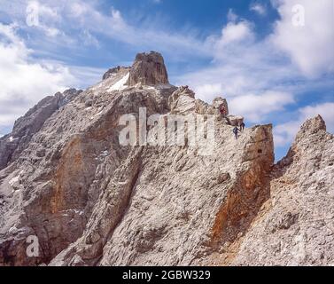 Es handelt sich um einen Klettersteig auf dem Monte Cristallo in der Nähe von Cortina d'Ampezzo in den italienischen Dolomiten Südtirols. Der Berg war Teil des italienischen Front Line Defence Systems im Ersten Weltkrieg gegen die österreichisch-ungarischen Truppen, die mit Deutschland verbündet waren. In jüngerer Zeit war es Teil des Filmset für Sylvester Stallone's Film Cliffhanger Stockfoto