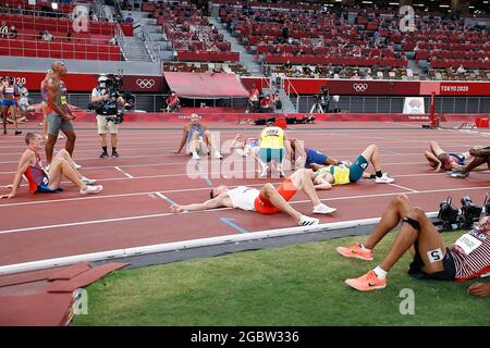 Tokio, Japan. August 2021. Athleten reagieren nach dem 1500-Meter-Zehnkampf der Männer bei den Olympischen Spielen in Tokio 2020, Japan, 5. August 2021. Quelle: Wang Lili/Xinhua/Alamy Live News Stockfoto