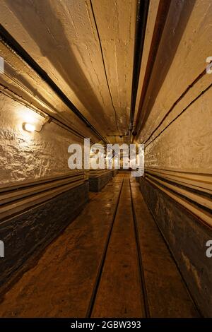 HUNSPACH, FRANKREICH, 24. Juni 2021 : EIN enger Korridor im Ouvrage Schoenebourg. Die Festung, eine Maginot-Linie Befestigung, ist die größte offen für die pu Stockfoto