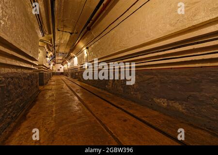 HUNSPACH, FRANKREICH, 24. Juni 2021 : EIN enger Korridor im Ouvrage Schoenebourg. Die Festung, eine Maginot-Linie Befestigung, ist die größte offen für die pu Stockfoto