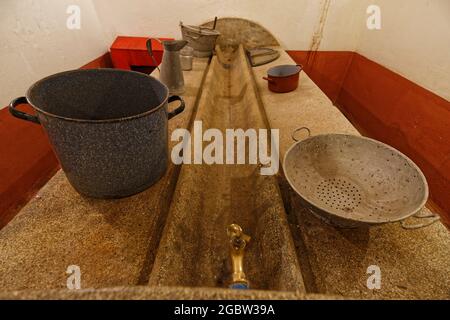 HUNSPACH, FRANKREICH, 24. Juni 2021 : Küche in der Ouvrage Schoenebourg. Die Festung, eine Festung der Maginot-Linie, ist die größte öffentlich zugängliche Festung in Al Stockfoto