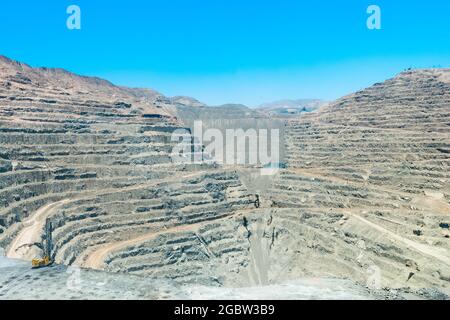 Blick von oben auf die Grube einer Kupfermine im Tagebau in Chile Stockfoto