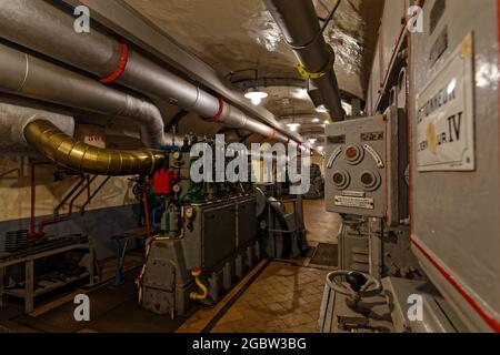 HUNSPACH, FRANKREICH, 24. Juni 2021 : Kraftwerk in der Ouvrage Schoenenbourg. Die Festung, eine Festung der Maginot-Linie, ist die größte für die Publi offene Festung Stockfoto