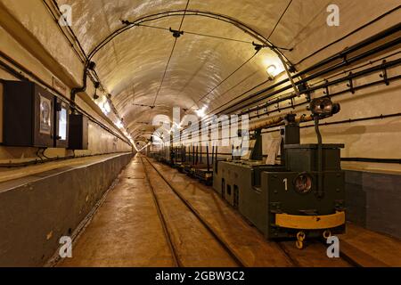 HUNSPACH, FRANKREICH, 24. Juni 2021 : Eisenbahn in der Ouvrage Schoenebourg. Ouvrage Schoenenbourg, eine Festung der Maginot-Linie, ist die größte, die der zugänglich ist Stockfoto