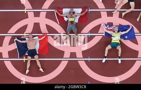 Tokio, Japan. August 2021. Athleten posieren für Fotos nach dem 1500-Meter-Zehnkampf der Männer bei den Olympischen Spielen in Tokio 2020, Japan, 5. August 2021. Quelle: Zhang Chuanqi/Xinhua/Alamy Live News Stockfoto