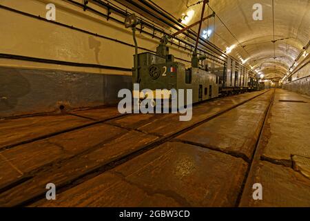 HUNSPACH, FRANKREICH, 24. Juni 2021 : Eisenbahn in der Ouvrage Schoenebourg. Ouvrage Schoenenbourg, eine Festung der Maginot-Linie, ist die größte, die der zugänglich ist Stockfoto