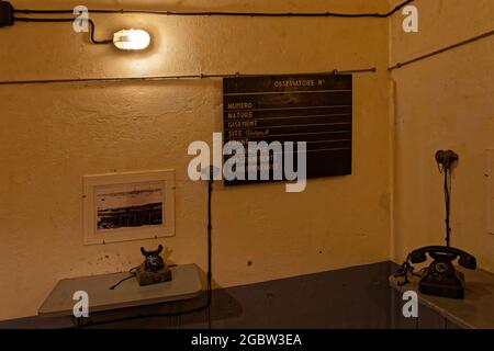 HUNSPACH, FRANKREICH, 24. Juni 2021 : Kommandoraum im Ouvrage Schoenebourg. Die Festung, eine Festung der Maginot-Linie, ist die größte für die Öffentlichkeit zugänglich Stockfoto
