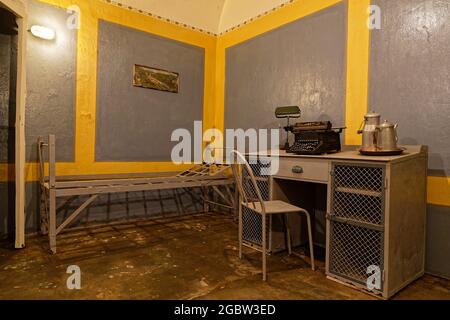 HUNSPACH, FRANKREICH, 24. Juni 2021: Ein Offizierszimmer in der Ouvrage Schönebourg. Die Festung, eine Festung der Maginot-Linie, ist die größte, die zum Publ offen ist Stockfoto