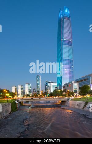 Santiago, Region Metropolitana, Chile - Skyline des Finanzviertels von Santiago mit Wolkenkratzern und Bürogebäuden in Costanera. Stockfoto