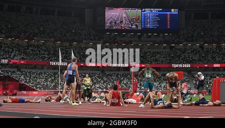Tokio, Japan. August 2021. Athleten reagieren nach dem 1500-Meter-Zehnkampf der Männer bei den Olympischen Spielen in Tokio 2020, Japan, 5. August 2021. Quelle: Jia Yuchen/Xinhua/Alamy Live News Stockfoto