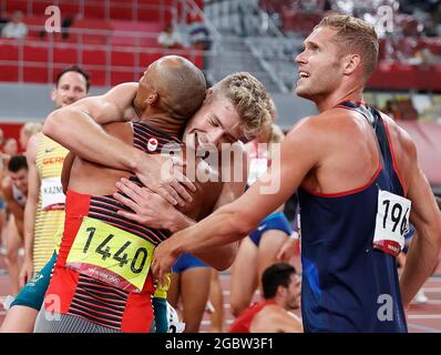 Tokio, Japan. August 2021. Athleten reagieren nach dem 1500-Meter-Zehnkampf der Männer bei den Olympischen Spielen in Tokio 2020, Japan, 5. August 2021. Quelle: Wang Lili/Xinhua/Alamy Live News Stockfoto