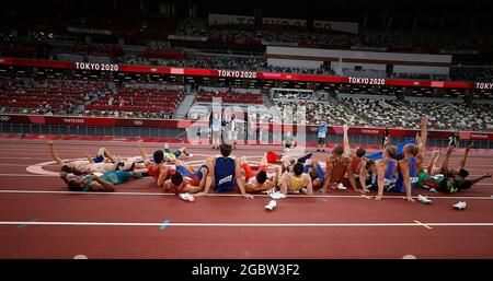 Tokio, Japan. August 2021. Athleten posieren für Fotos nach dem 1500-Meter-Zehnkampf der Männer bei den Olympischen Spielen in Tokio 2020, Japan, 5. August 2021. Quelle: Wang Lili/Xinhua/Alamy Live News Stockfoto