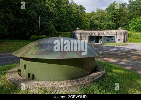 HUNSPACH, FRANKREICH, 24. Juni 2021 : Cloche am Haupteingang der Ouvrage Schoenenbourg heute. Die Festung, eine Festung der Maginot-Linie, ist die größte Festung Stockfoto