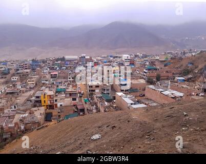 LIMA, PERU - 04. Aug 2021: Panoramablick auf den Bezirk Musa an einem bewölkten Tag. Stockfoto