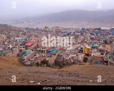 LIMA, PERU - 04. Aug 2021: Panoramablick auf den Bezirk Musa an einem bewölkten Tag. Stockfoto