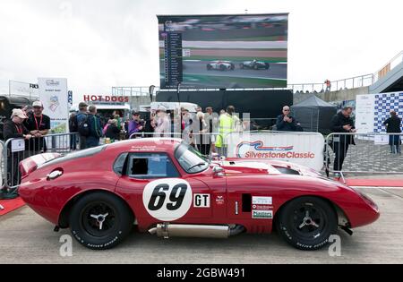 Ein AC Cobra daona Coupé im International Paddock, das auf den Start des Internationalen Trophy für klassische GT Cars vor 66 wartet Stockfoto