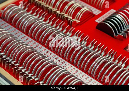 Optiken Store Klinik. Set von Linsen zur Auswahl der Brille für den Patienten Stockfoto