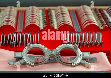 Optiken Store Klinik. Set von Linsen zur Auswahl der Brille für den Patienten Stockfoto