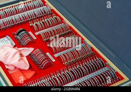 Optiken Store Klinik. Set von Linsen zur Auswahl der Brille für den Patienten Stockfoto