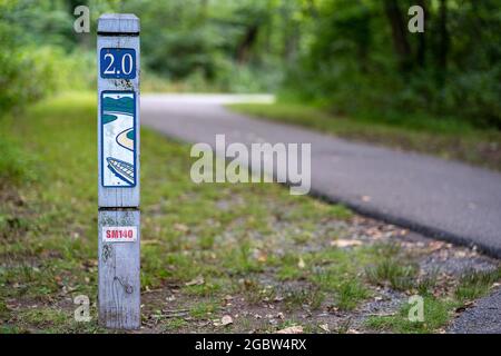 LYNCHBURG, USA - 23. Jul 2021: Eine Wandermarkierung auf dem Blackwater Creek Trail in Lynchburg, Virginia Stockfoto