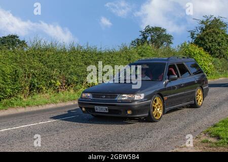 1993 90s graues Subaru Legacy Estate 1994cc Benzin auf dem Weg zur Capesthorne Hall Classic Car Show im Juli, Ceshire, Großbritannien Stockfoto