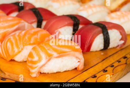 Farbenfrohes japanisches Nigiri-Sushi mit Thunfisch und Lachs Stockfoto
