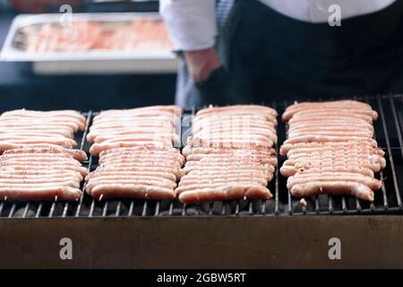 Grill mit belgischen Würstchen Kochen auf dem Grill. Aufnahmen mit natürlichem Licht und selektivem Fokus. Stockfoto