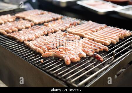 Grill mit belgischen Würstchen Kochen auf dem Grill. Aufnahmen mit natürlichem Licht und selektivem Fokus. Stockfoto