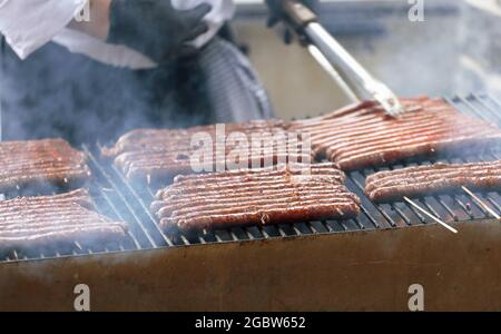 Grill mit belgischen Würstchen Kochen auf dem Grill. Aufnahmen mit natürlichem Licht und selektivem Fokus. Stockfoto