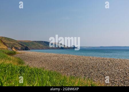 Ein Blick auf Newgale Beach an der Küste von Pembrokeshire, an einem sonnigen Sommertag Stockfoto