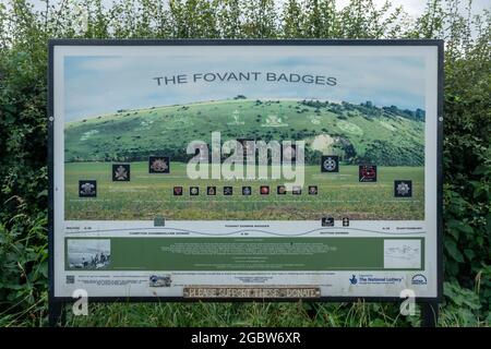 Informationstafel über die Fovant Badges, eine Reihe von Regimentsabzeichen, die in einen Kreideberg geschnitten wurden, Fovant Down, in Wiltshire, England, Großbritannien Stockfoto