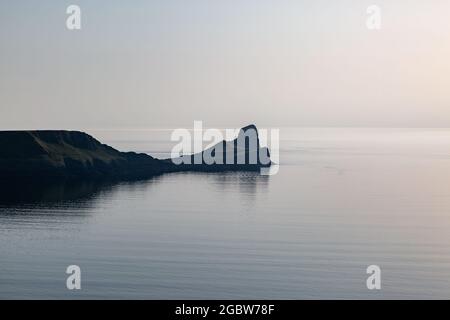 Blick über die Rhossili Bay in Richtung Worm's Head, kurz vor Sonnenuntergang Stockfoto