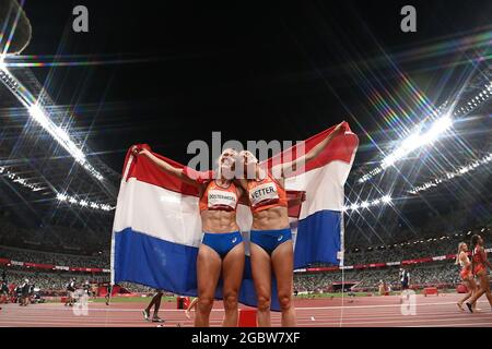 Tokio, Japan. August 2021. Emma Oosterwegel (L) und Anouk Vetter aus den Niederlanden feiern nach dem 800-m-Wettkampf der Frauen bei den Olympischen Spielen in Tokio 2020 am 5. August 2021 in Tokio, Japan. Quelle: Li Yibo/Xinhua/Alamy Live News Stockfoto