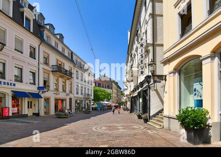 Baden-Baden, Deutschland - Juli 2021: Alte historische Innenstadt mit Geschäften in der Kurstadt Baden-Baden an sonnigen Tagen Stockfoto