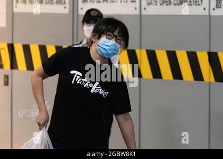 Hongkong, China. August 2021. Chow geht aus dem High Court, nachdem er die Kaution gewonnen hat. Die Rechtsanwältin Chow Hang-Tung, die stellvertretende Vorsitzende der jährlichen Mahnwache am 4. Juni auf dem Platz des Himmlischen Friedens - Hong Kong Alliance zur Unterstützung der patriotischen demokratischen Bewegungen Chinas, gewann heute die Kaution vor dem Hohen Gericht. Sie hat eine Kaution beantragt und ist drei Mal gescheitert, bevor sie später in diesem Jahr zu einem Prozess wegen der Anklage ihrer angeblichen Anstiftung übergegangen ist. Kredit: SOPA Images Limited/Alamy Live Nachrichten Stockfoto