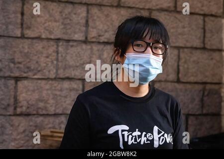 Hongkong, China. August 2021. Chow sagte, dass „hinter Gittern vor dem Prozess“ keine Konvention in Hongkong sein sollte. Die Rechtsanwältin Chow Hang-Tung, die stellvertretende Vorsitzende der jährlichen Mahnwache am 4. Juni auf dem Platz des Himmlischen Friedens - Hong Kong Alliance zur Unterstützung der patriotischen demokratischen Bewegungen Chinas, gewann heute die Kaution vor dem Hohen Gericht. Sie hat eine Kaution beantragt und ist drei Mal gescheitert, bevor sie später in diesem Jahr zu einem Prozess wegen der Anklage ihrer angeblichen Anstiftung übergegangen ist. Kredit: SOPA Images Limited/Alamy Live Nachrichten Stockfoto