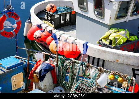 Angelausrüstung auf einem kleinen Fischerboot in Sutton Harbour, Plymouth, Devon, Großbritannien. Stockfoto