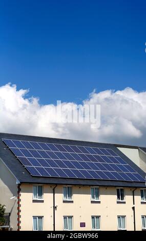 Sonnenkollektoren auf dem Dach des Premier Inn in Sutton Harbour in Plymouth, Devon, Großbritannien. Stockfoto