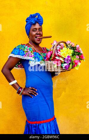 Eine junge kubanische Frau in traditionellem Kleid posiert für EIN Foto in der Altstadt von Havanna, Kuba Stockfoto