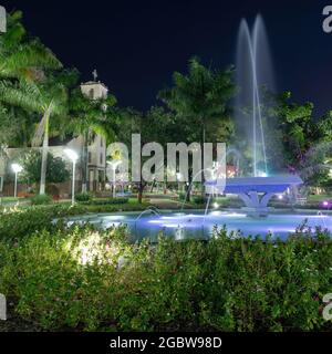 Cassilandia, Mato Grosso do Sul, Brasilien - 05 28 2021: Brunnen auf dem Platz Sao Jose im Zentrum von Cassilandia Stockfoto