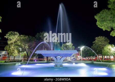 Cassilandia, Mato Grosso do Sul, Brasilien - 05 28 2021: Brunnen auf dem Platz Sao Jose im Zentrum von Cassilandia Stockfoto