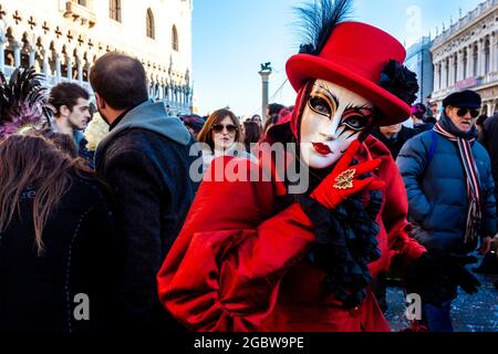 Menschen In Kostüme Beim Karneval In Venedig, Venedig, Italien. Stockfoto