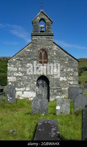 Kleine, historische Kapelle, Snowdonia, Wales. Am Fluss Dwyfor, der charmanten, alten Kirche von Saint Micheal. Hochformat mit Kopierbereich. Stockfoto