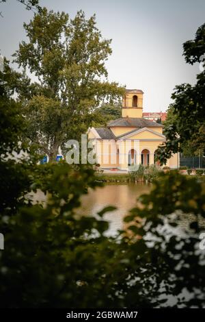 Vertikale Aufnahme eines Gebäudes auf der Bucht eines Sees, umgeben von Bäumen Stockfoto