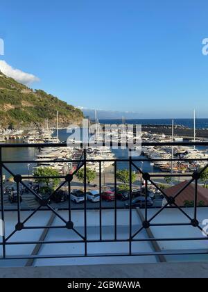 Blick auf Maratea Porto von einem Balkon, Maratea, Basilicata, Urlaub, Marina, Landschaftlich schöne Meereslandschaft an einem sonnigen Tag Stockfoto