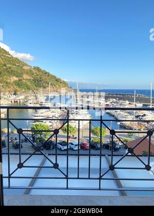 Blick auf Maratea Porto von einem Balkon, Maratea, Basilicata, Urlaub, Marina, Landschaftlich schöne Meereslandschaft an einem sonnigen Tag Stockfoto